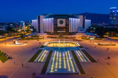 Sofya, Bulgaristan, 1 Temmuz 2020: Bulgaristan 'ın Sofya kentindeki Ulusal Kültür Sarayı' nın günbatımı hava manzarası