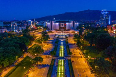 Sofya, Bulgaristan, 1 Temmuz 2020: Bulgaristan 'ın Sofya kentindeki Ulusal Kültür Sarayı' nın günbatımı hava manzarası