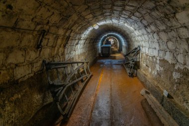 Pernik, Bulgaristan, 17 Haziran 2020: Eski madencilik tünelleri Bulgaristan 'ın Pernik kentinde müzeye dönüştürüldü