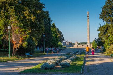 Vidin, Bulgaristan, 6 Eylül 2020: Bulgaristan 'ın Vidin kentinde insanlar nehir kenarında geziniyor