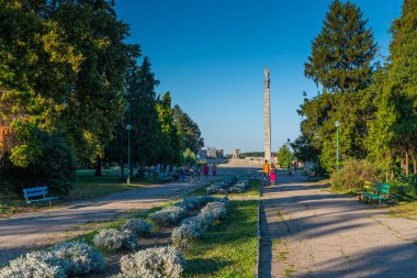Vidin, Bulgaristan, 6 Eylül 2020: Bulgaristan 'ın Vidin kentinde insanlar nehir kenarında geziniyor