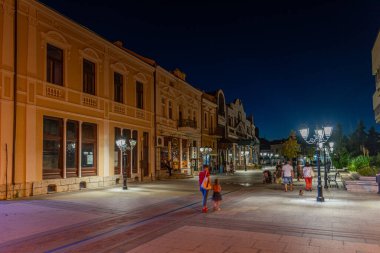 Vidin, Bulgaristan, 6 Eylül 2020: Bulgar kenti Vidin 'in merkezinde gezinen insanların gece görüşü