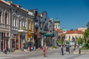 Vidin, Bulgaristan, 7 Eylül 2020: Bulgar kenti Vidin 'in merkezinde gezinen insanlar