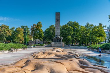 Vidin, Bulgaristan, 7 Eylül 2020: Bulgar Vidin kentinin ana meydanındaki bir çeşmenin gündüz manzarası