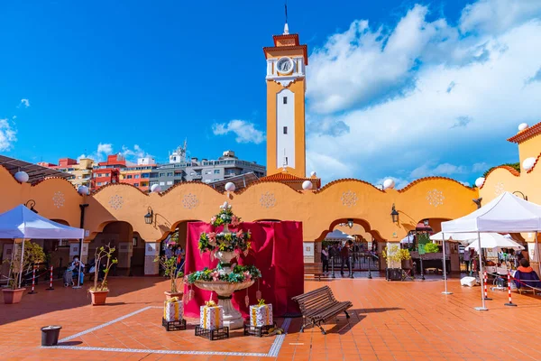 Santa Cruz, İspanya, 7 Ocak 2021: Santa Cruz, Tenerife, İspanya, İspanya 'daki bayanımızın pazar yeri.