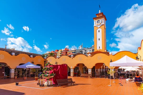 Santa Cruz, İspanya, 7 Ocak 2021: Santa Cruz, Tenerife, İspanya, İspanya 'daki bayanımızın pazar yeri.