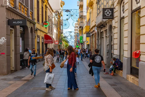 Santa Cruz, İspanya, 7 Ocak 2021: Santa Cruz, Tenerife, Kanarya Adaları, İspanya 'daki merkez cadde manzarası.