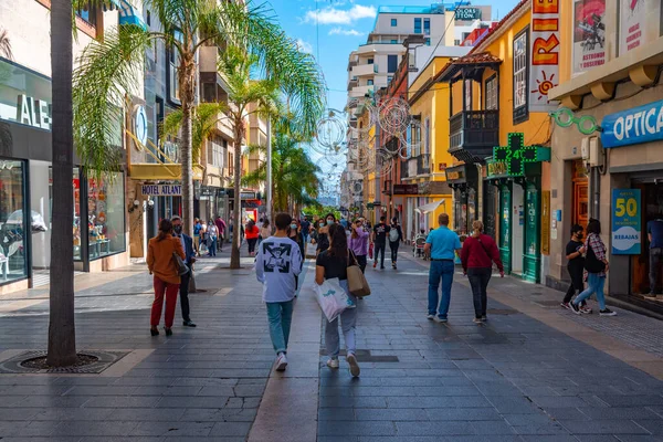 Santa Cruz, İspanya, 7 Ocak 2021: Santa Cruz, Tenerife, Kanarya Adaları, İspanya 'daki merkez cadde manzarası.