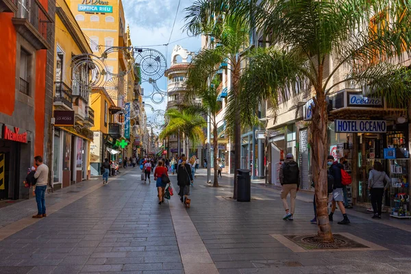 Santa Cruz, İspanya, 6 Ocak 2021: Santa Cruz, Tenerife, Kanarya Adaları, İspanya 'daki merkez cadde manzarası.