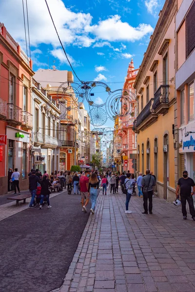 Santa Cruz, İspanya, 6 Ocak 2021: Santa Cruz, Tenerife, Kanarya Adaları, İspanya 'daki merkez cadde manzarası.