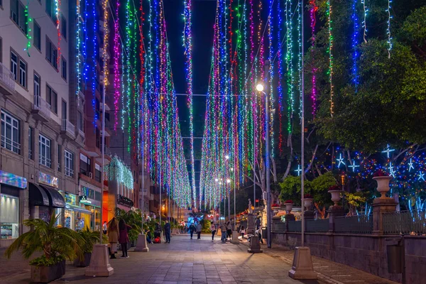 Santa Cruz, İspanya, 6 Ocak 2021: Santa Cruz, Tenerife, Kanarya Adaları, İspanya 'daki merkez caddenin gece manzarası.