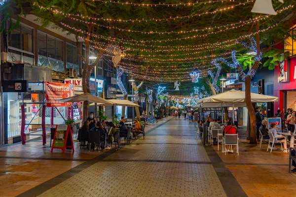 Santa Cruz, İspanya, 6 Ocak 2021: Santa Cruz, Tenerife, Kanarya Adaları, İspanya 'daki merkez caddenin gece manzarası.