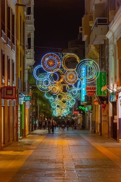 Santa Cruz, İspanya, 6 Ocak 2021: Santa Cruz, Tenerife, Kanarya Adaları, İspanya 'daki merkez caddenin gece manzarası.