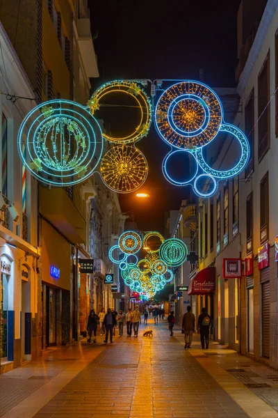 Santa Cruz, İspanya, 6 Ocak 2021: Santa Cruz, Tenerife, Kanarya Adaları, İspanya 'daki merkez caddenin gece manzarası.