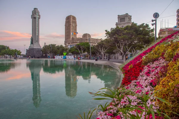 Santa Cruz de Tenerife, İspanya, 6 Ocak 2021: Santa Cruz de Tenerife 'nin günbatımı silüeti, Kanarya Adaları, İspanya.