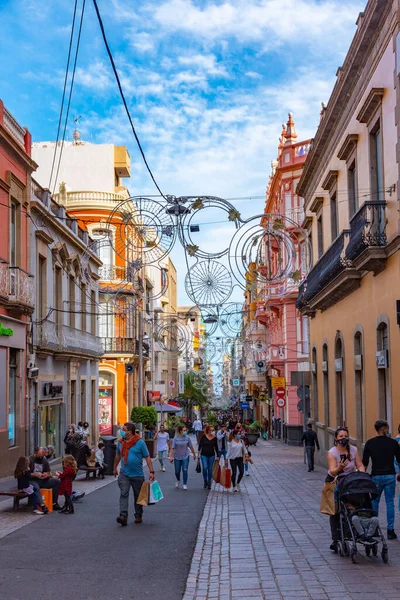 Santa Cruz, İspanya, 6 Ocak 2021: Santa Cruz, Tenerife, Kanarya Adaları, İspanya 'daki merkez cadde manzarası.