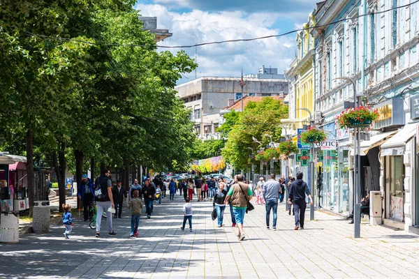 Burgaz, Bulgaristan, 23 Mayıs 2020: Bulgaristan 'ın Burgaz şehir merkezinde bir sokak manzarası