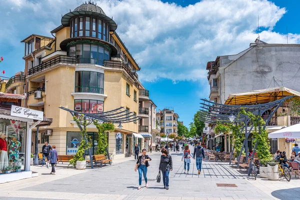 Burgaz, Bulgaristan, 23 Mayıs 2020: Bulgaristan 'ın Burgaz şehir merkezinde bir sokak manzarası