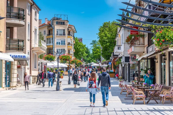 Burgaz, Bulgaristan, 23 Mayıs 2020: Bulgaristan 'ın Burgaz şehir merkezinde bir sokak manzarası