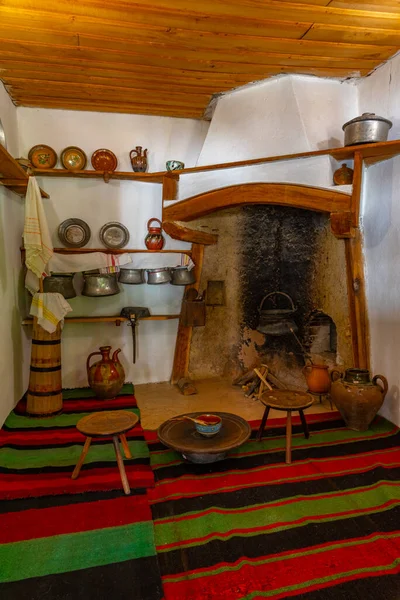 Etar, Bulgaristan, 24 Haziran 2020: Etar Etnoğrafya Kompleksi 'nde sergilenen geleneksel bir evin içi