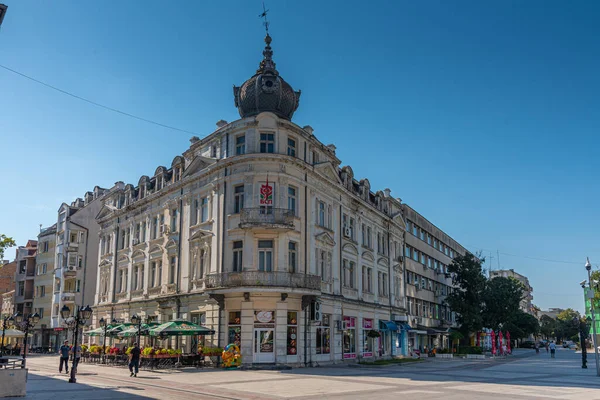 Vidin, Bulgaristan, 7 Eylül 2020: Bulgar kenti Vidin 'in merkezinde gezinen insanlar