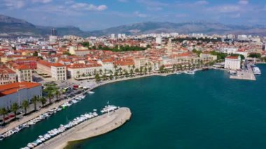 Hırvat kentinin hava manzarası Riva geçidinin arkasında bölündü