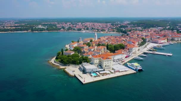 Vista aérea de la ciudad croata Porec — Vídeos de Stock