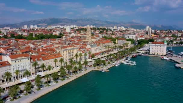 Luftaufnahme der kroatischen Stadt Split hinter der Riva-Promenade — Stockvideo