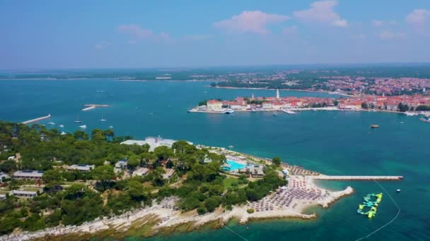 Pemandangan udara kota Kroasia Porec dan pulau suci Nikola — Stok Video