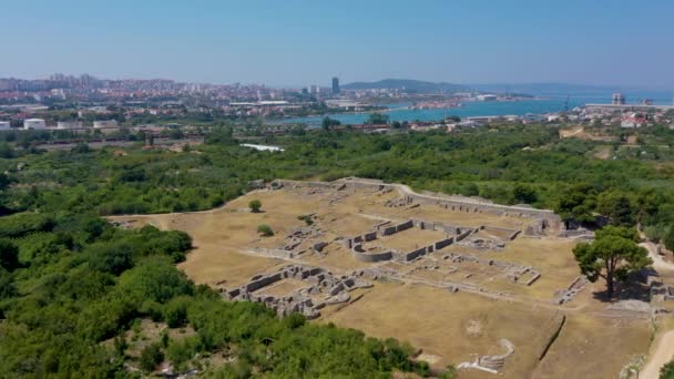 "Вид с воздуха на римские руины древней Салоны возле Сплита — стоковое видео