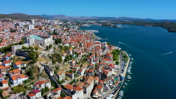 "Aerial view of the cathedral of Saint James and waterfront of Sibenik — Wideo stockowe