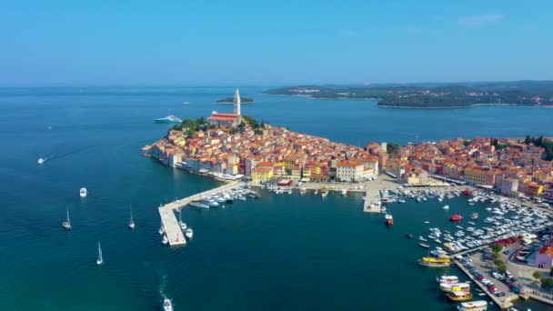 Flygfoto över kroatiska staden Rovinj — Stockvideo