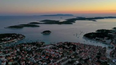 Hırvatistan 'daki Hvar ve Paklinski adalarının gün batımı manzarası