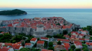 Hırvatistan 'ın eski Dubrovnik kentinin günbatımı manzarası
