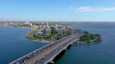 Avustralya 'da Güney Perth' e giden dar köprü.