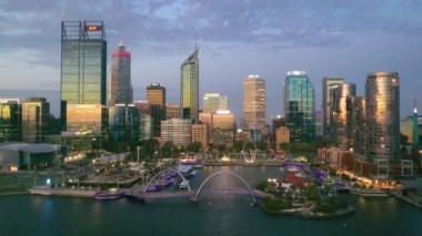 PERTH, AUSTRALYA, 17 HAZİRAN 2020: Elizabeth rıhtımının Perth, Avustralya 'daki günbatımı manzarası