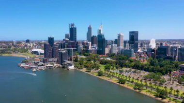 PERTH, AUSTRALYA, 16 HAZİRAN 2020: Perth, Avustralya 'daki Elizabeth rıhtımının Skyline' ı