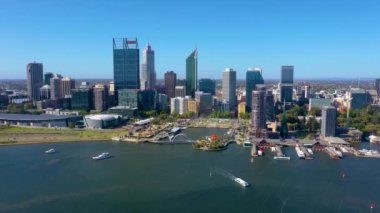 PERTH, AUSTRALYA, 16 HAZİRAN 2020: Perth, Avustralya 'daki Elizabeth rıhtımının Skyline' ı