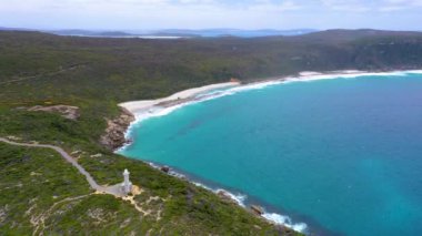 Avustralya 'daki Torndirrup Ulusal Parkı' nda beyaz deniz feneri.