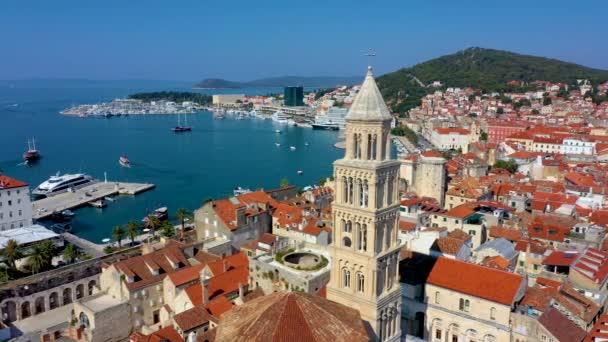 Luftaufnahme Der Altstadt Von Split Dominiert Vom Glockenturm Der Kathedrale — Stockvideo