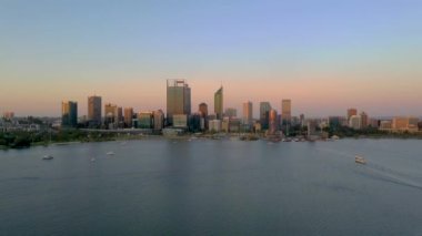 PERTH, AUSTRALYA, 17 HAZİRAN 2020: Elizabeth rıhtımının Perth, Avustralya 'daki günbatımı manzarası