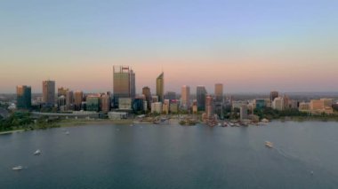 PERTH, AUSTRALYA, 17 HAZİRAN 2020: Elizabeth rıhtımının Perth, Avustralya 'daki günbatımı manzarası