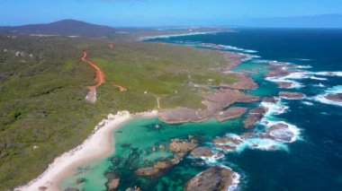 Avustralya 'daki yeşilliklerin havuz manzarası