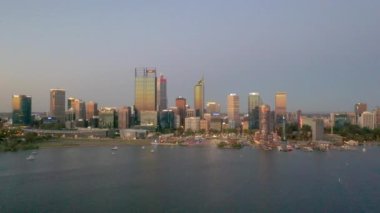 PERTH, AUSTRALYA, 17 HAZİRAN 2020: Elizabeth rıhtımının Perth, Avustralya 'daki günbatımı manzarası