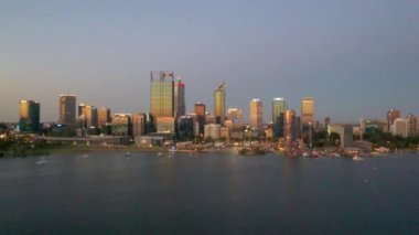 PERTH, AUSTRALYA, 17 HAZİRAN 2020: Elizabeth rıhtımının Perth, Avustralya 'daki günbatımı manzarası