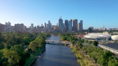 MELBOURNE, AUSTRALYA, 31 ARALIK 2019: Melbourne şehri Yarra Nehri, Avustralya