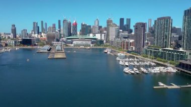 MELBOURNE, AUSTRALYA, 1 HAZİRAN 2020: Melbourne, Avustralya rıhtımlarına demirleyen tekneler