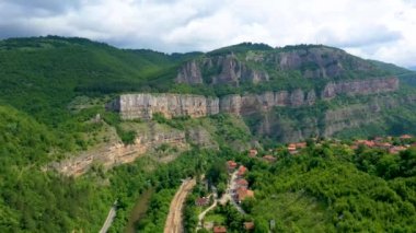Bulgaristan 'ın Lakatnik köyünün üzerinde kayalar var