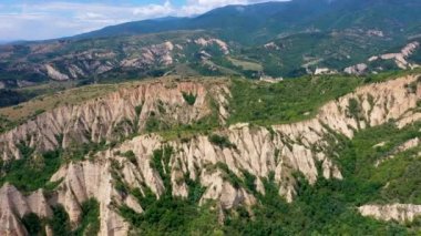 Bulgar Melnik kasabası yakınlarındaki kum piramitleri