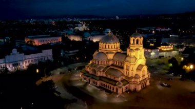Bulgaristan 'ın Sofya kentindeki Alexander Nevski katedralinin gece hava görüntüsü